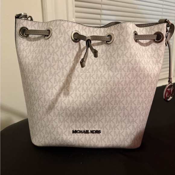Michael Kors Large White Bucket Bag - Picture 3 of 6